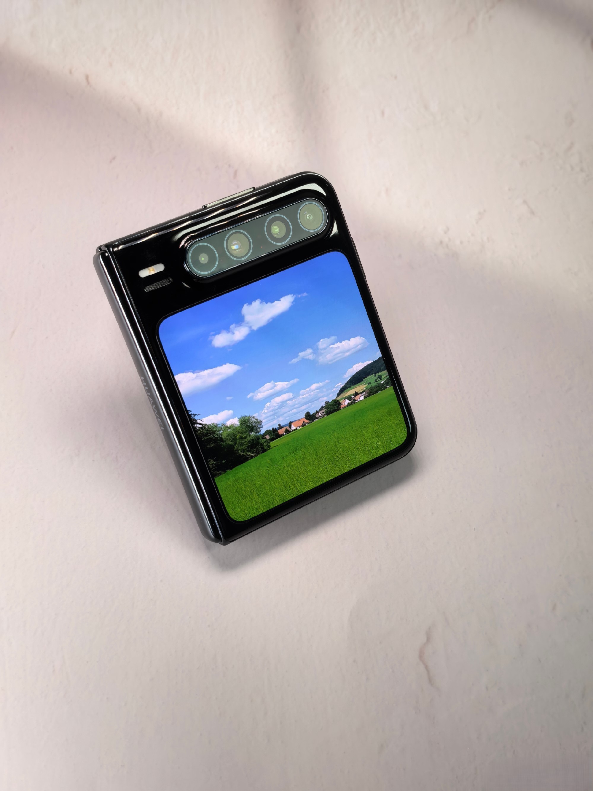 华为 Pura X 真的越用越顺手，它的阔折叠屏太实用了，展开看剧、处理小事视野