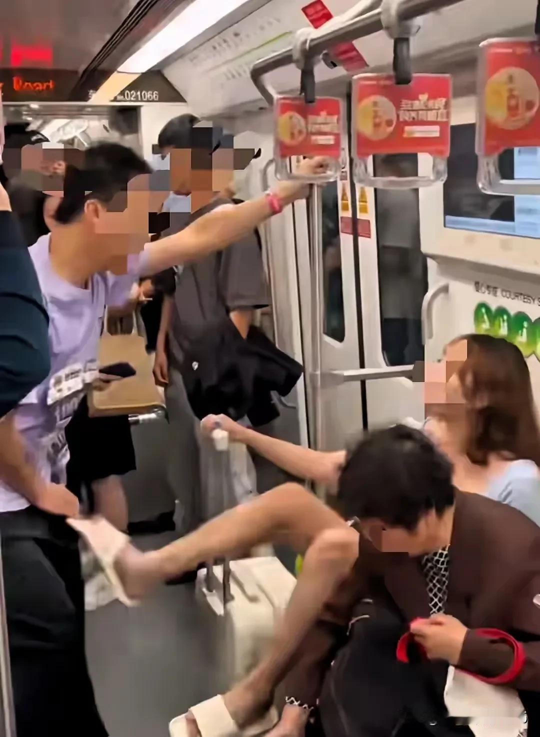 女子地铁连环踢裆，撒泼追打被拘！小伙全程不还手，一句“我没有妈，我是你生的”彻底