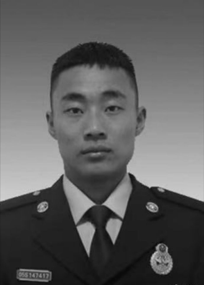 消防战士赵永一，于2019年3月31日，扑火人员在转场途中，受瞬间风力突变影响，