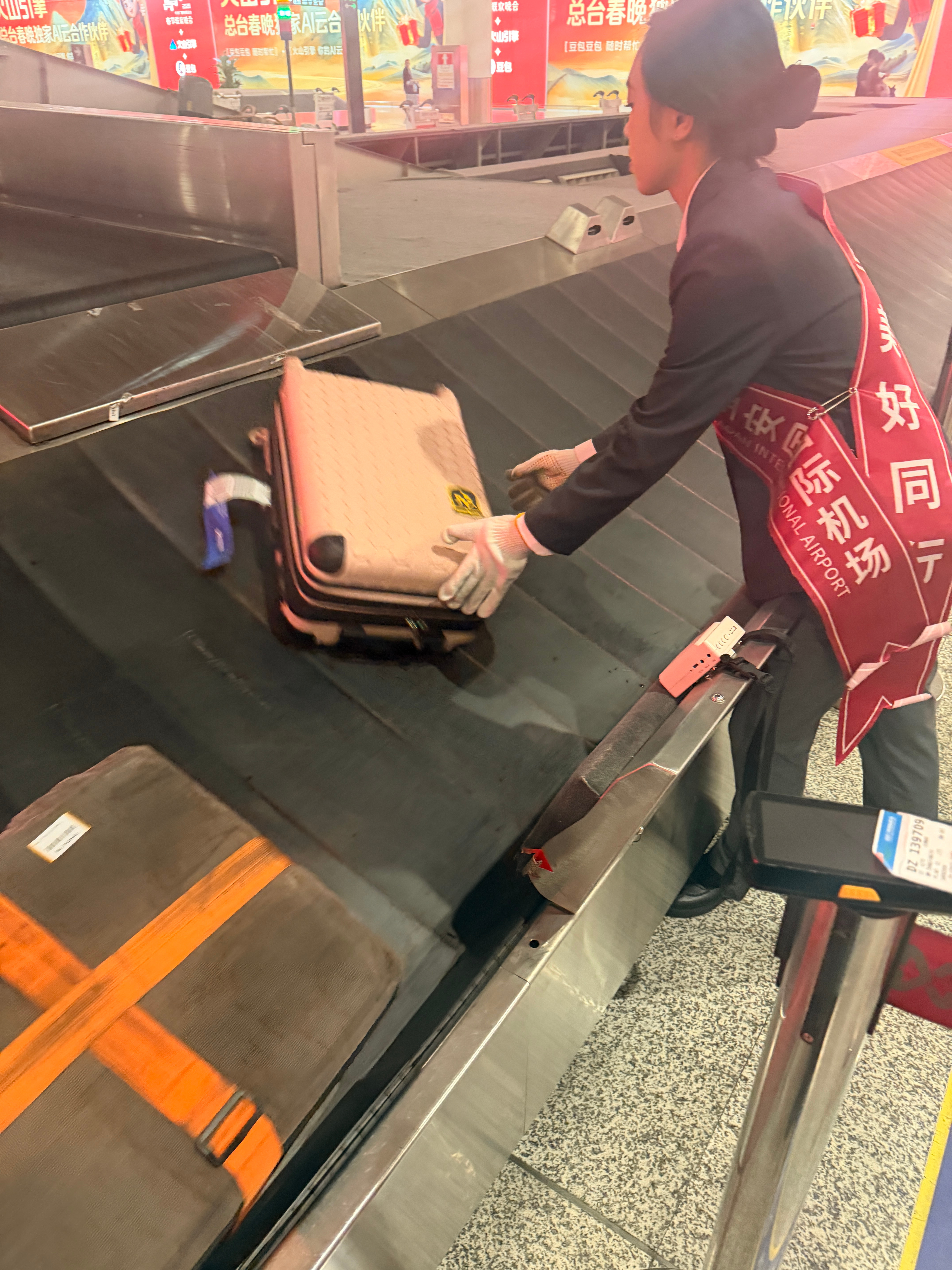 漂亮的小姐姐贴心的“接住”每一个行李箱！深圳温度不是盖的～是每一个行动诶 深圳·