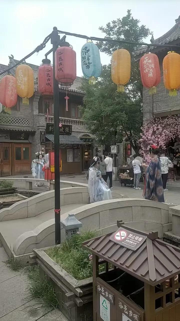 只上一周，我已成功说服两位同事，打消了买银行股的想法。
劝说过程很简单，因为几年