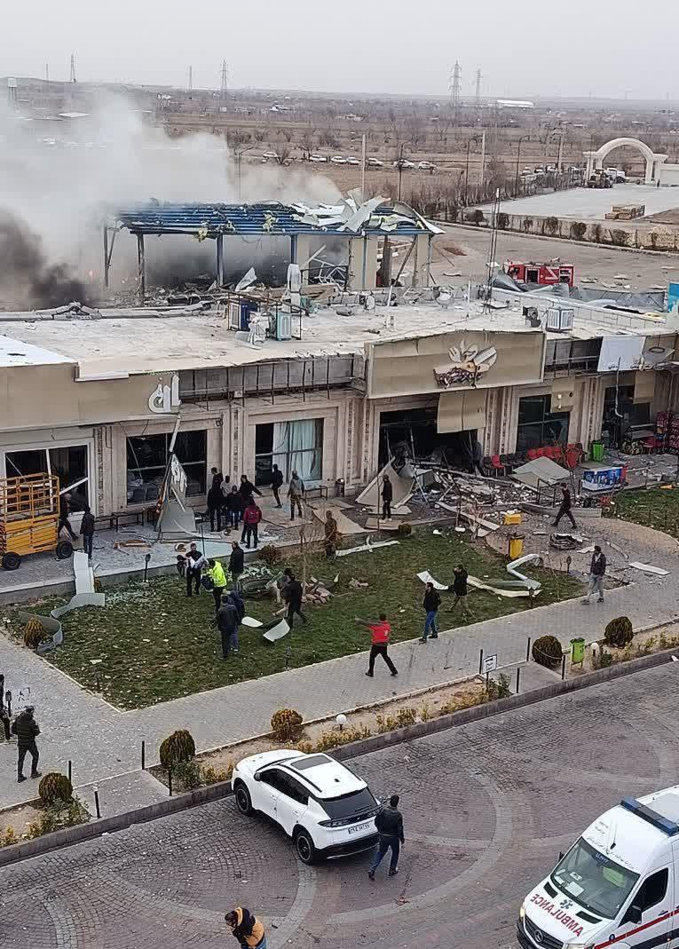 #伊朗高速路遭导弹袭击30人遇难#【伊朗高速公路两处地点遭袭，已有30人遇难】总