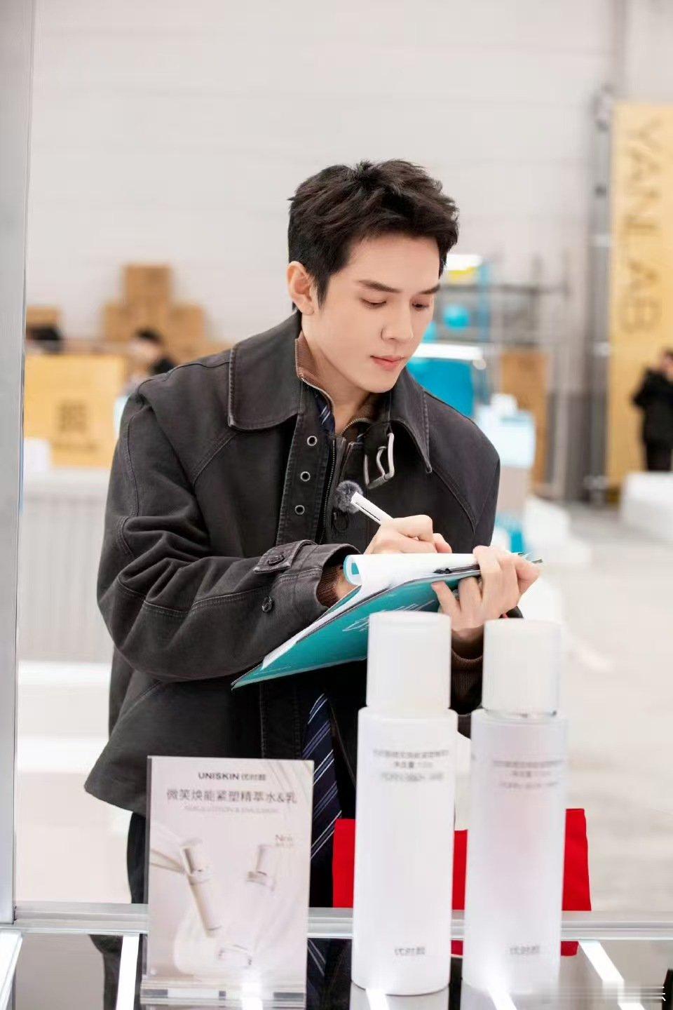 卢昱晓李佳琦汪汪队合体营业惊喜同框甜度满分，卢昱晓李佳琦开启唠嗑模式，汪汪队集体