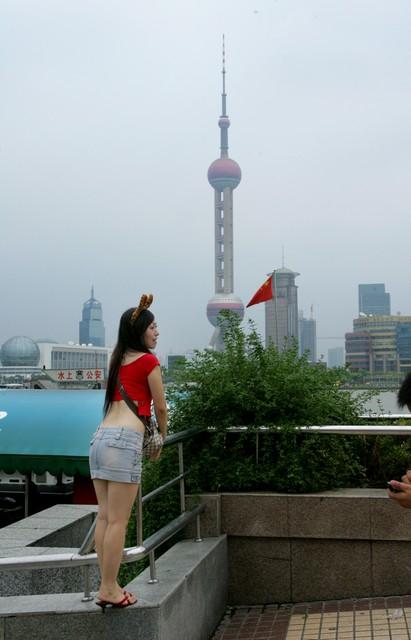《秋水》
​
双眸烁烁照秋水，
​
一颗亮亮映华辉。
​
若是风平无浪起，
​