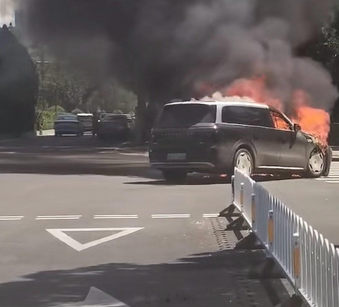 山西太原一辆零跑D19起火了，有人用灭火器喷了一会，没有扑灭，火势继续增大。可以