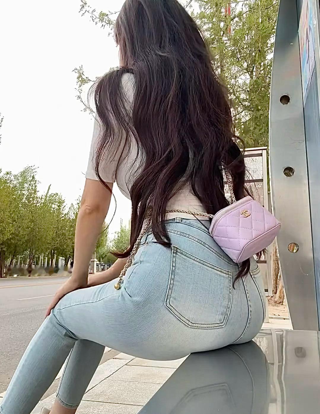 街边等候时刻，简约耐看的通勤穿搭，温柔又显比例 ​​​[桃里桃气]  ​​​