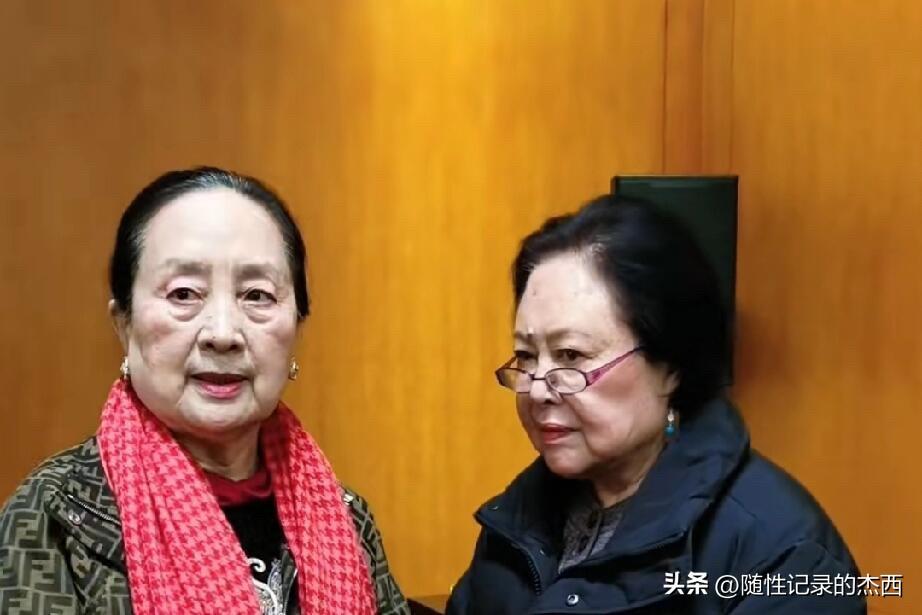 都是一个时期的女明星，在老了之后照片中这两位女演员的面相改变的比较多，看起来一脸