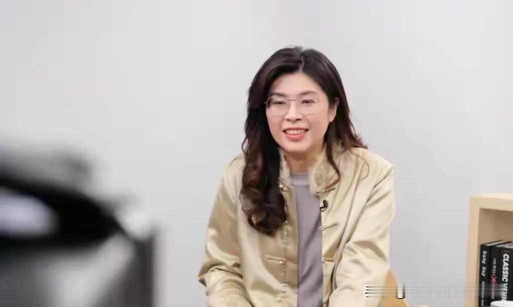 郑丽文回到台湾后对贴身保护她的大陆女安保人员赞不绝口，她说这名女安保人员尽职尽责