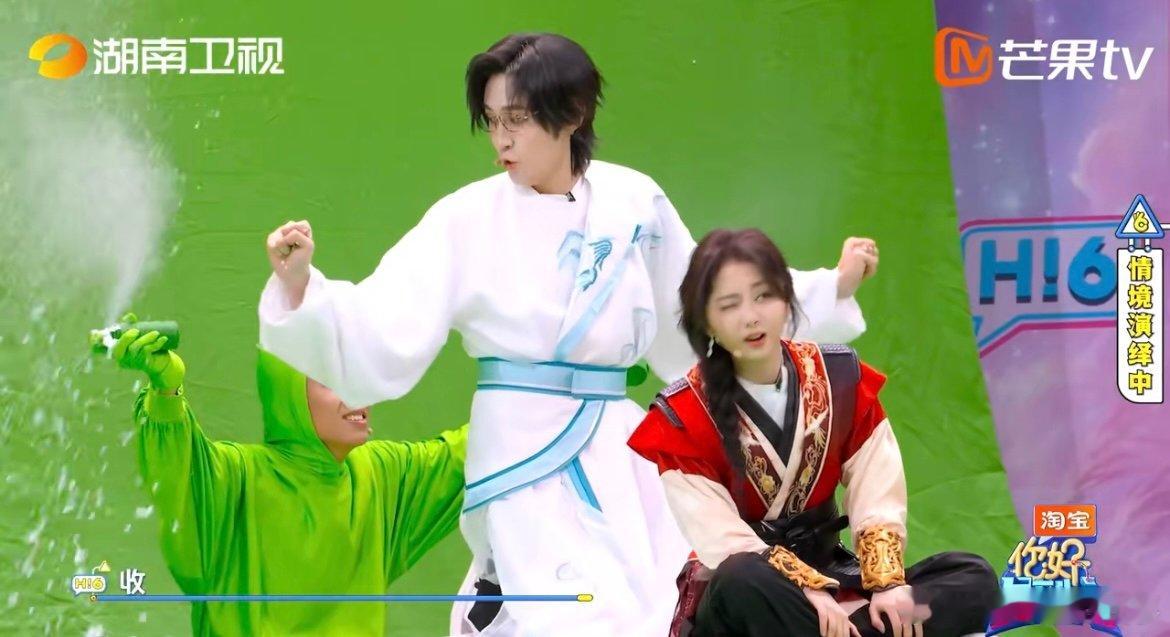 汪铎也是演上冰雪奇缘艾莎了 谁能想到汪铎会在节目里解锁艾莎造型！付航一边喷雪花营