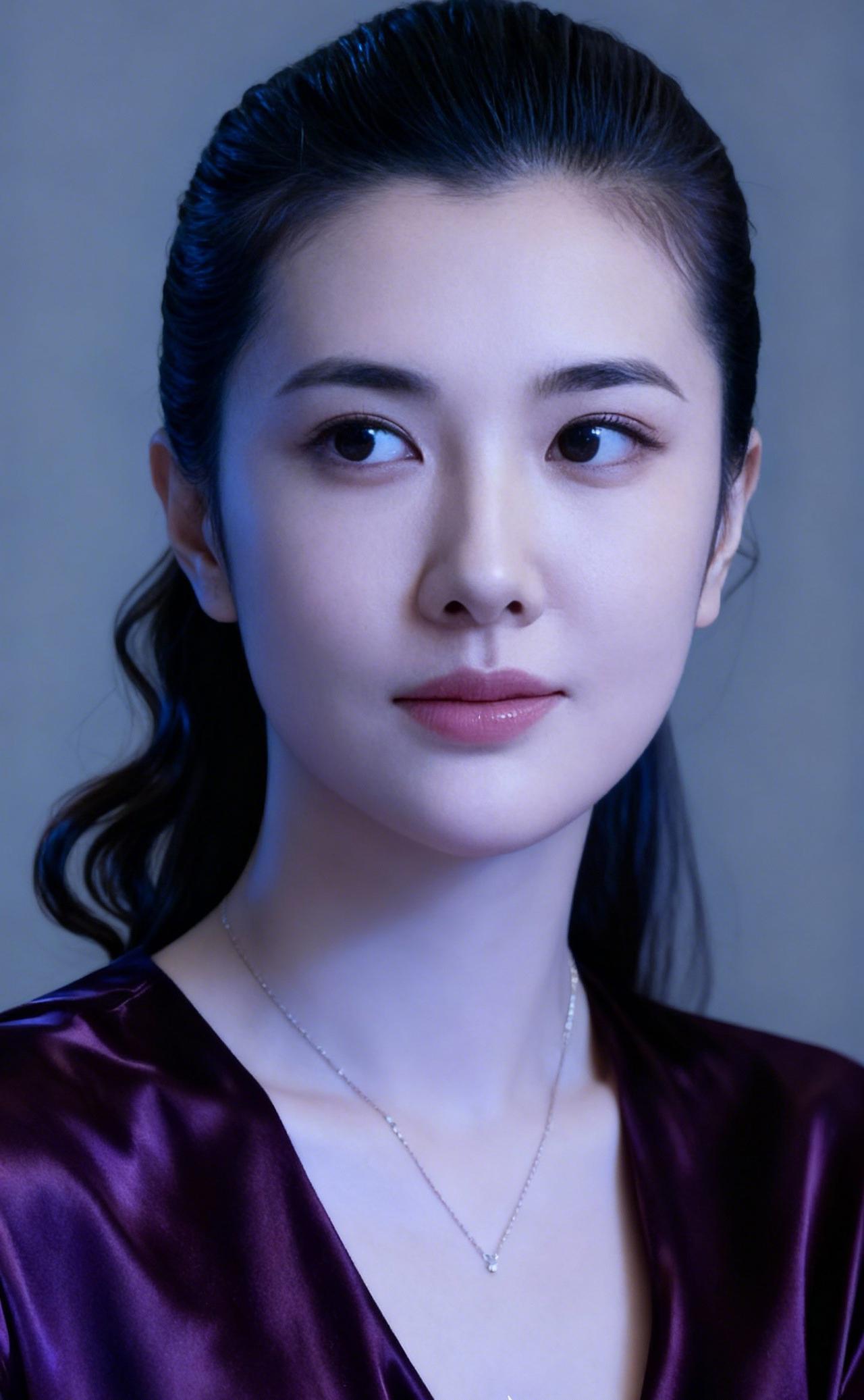 上联：紫缎映霜毫，鬓挽青云藏秀韵
下联：冰肌凝玉露，颈悬星斗焕清辉