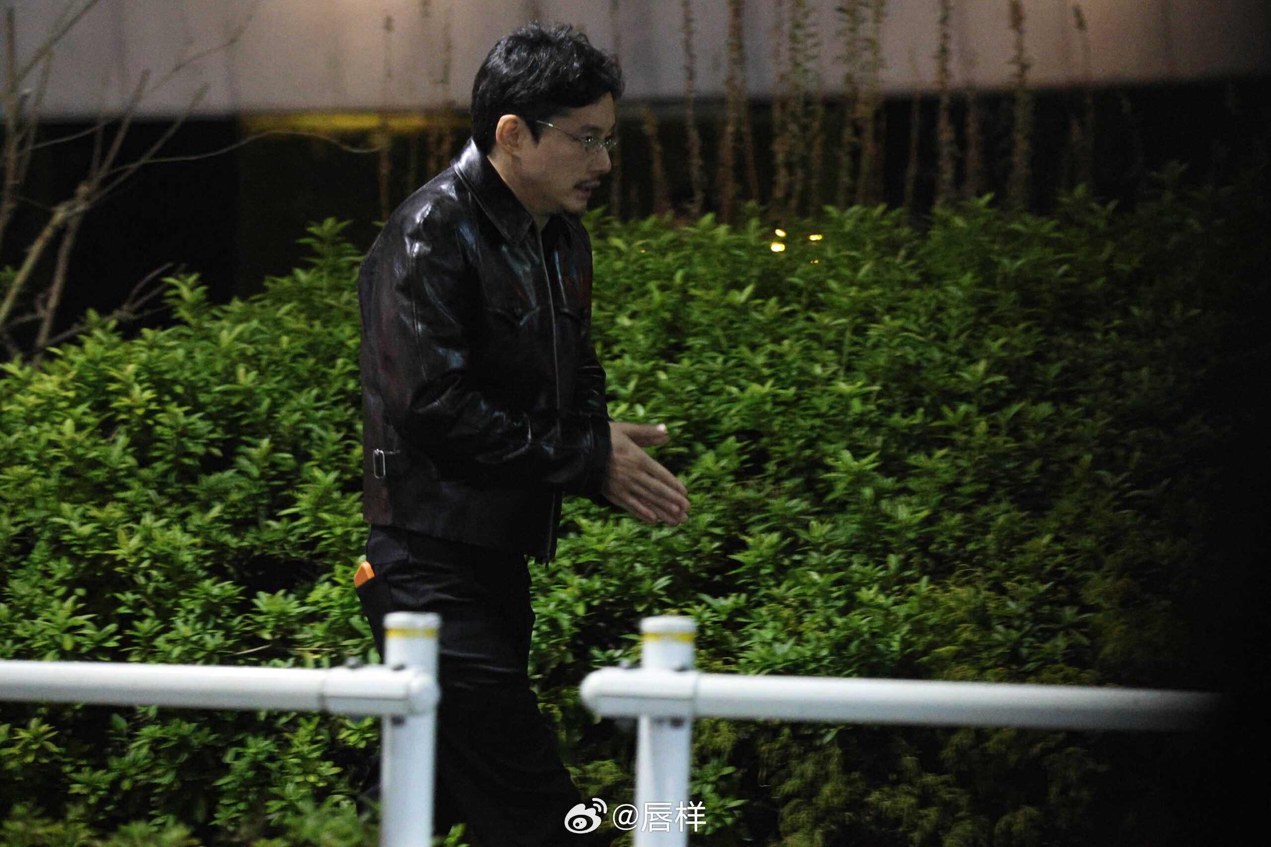 形象大变蓄胡短发   坂口健太郎转型迎新生三月上旬，在东京都内一家意大利餐厅里，