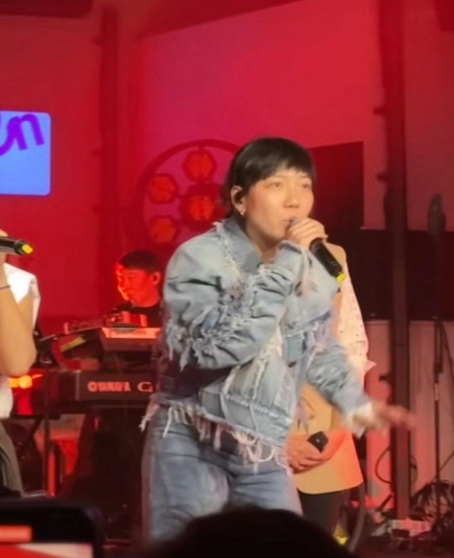 吴莫愁新专妆造口碑两极分化网友称吴莫愁素颜是整容式卸妆很多人习惯柔和的审美，看到
