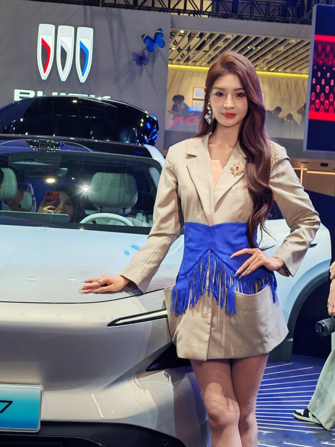 昨天打车，师傅一听到我要参加车展，就以为我去看图1的风景，但我真的是去看图2的！