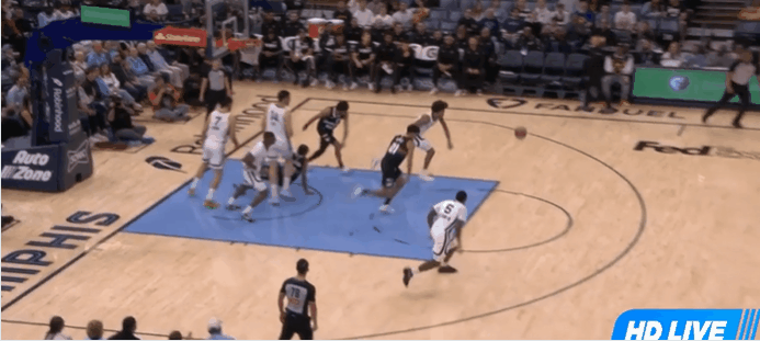 约基奇打球太从容了！这反应太快了，直塞篮下队友打进，杨瀚森要看看约基奇打球

