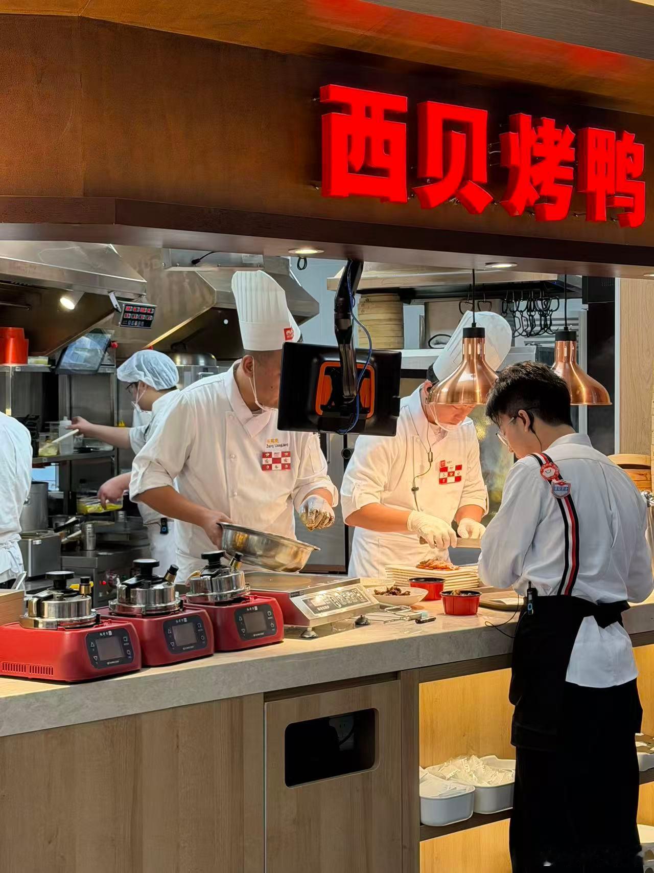 我特别能理解大家对餐厅"现做"的执着。这次西贝南京新店开业，看到师傅们在明档现串