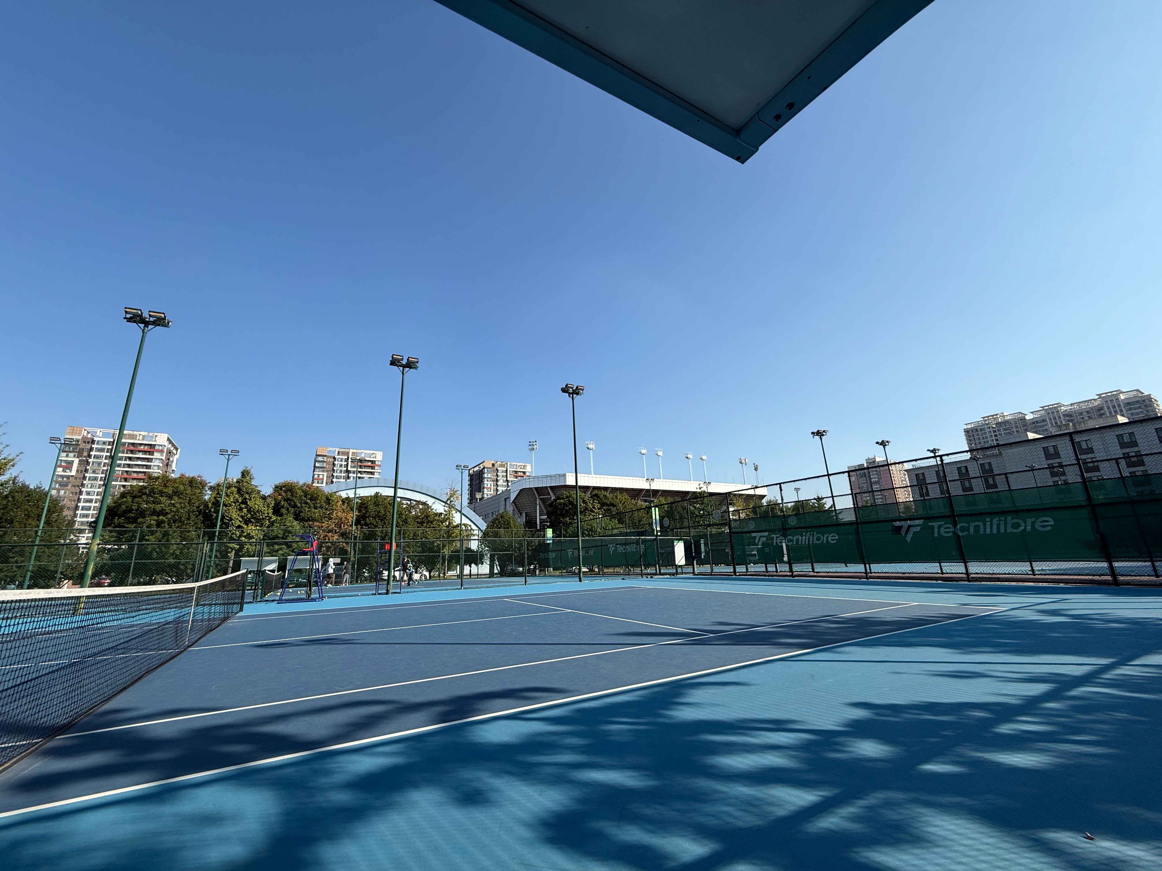 忙里偷闲！北京的秋天，空气里有一股甜甜的味道，和网球绝配！🍂🎾鸣人堂网谈 ​