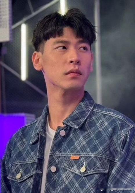 #台男星为省钱不开空调热晕送医# 据台媒，冯秉轩在节目《医师好辣》中透露，自己为