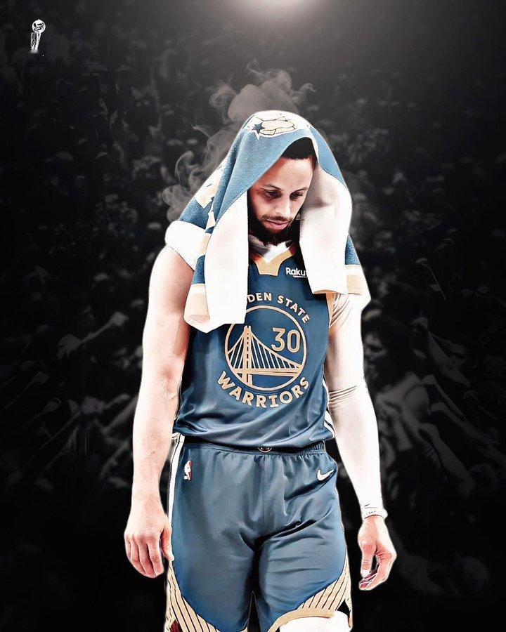 科尔曾经说库里是50年一出的球员，而詹姆斯是100年才一出的球员。
    查尔