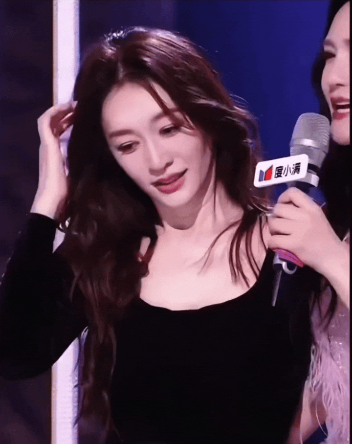 李小冉最近参加浪姐又翻红了，50岁的她看起来好年轻啊！有人问她怎么保养的这么好？