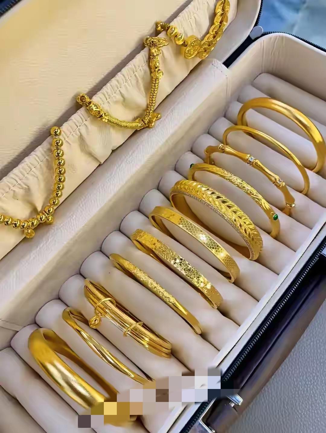 金饰消费决策指南：从市场乱象到理性选择
 
“金饰降价了，现在该不该入手？”这段