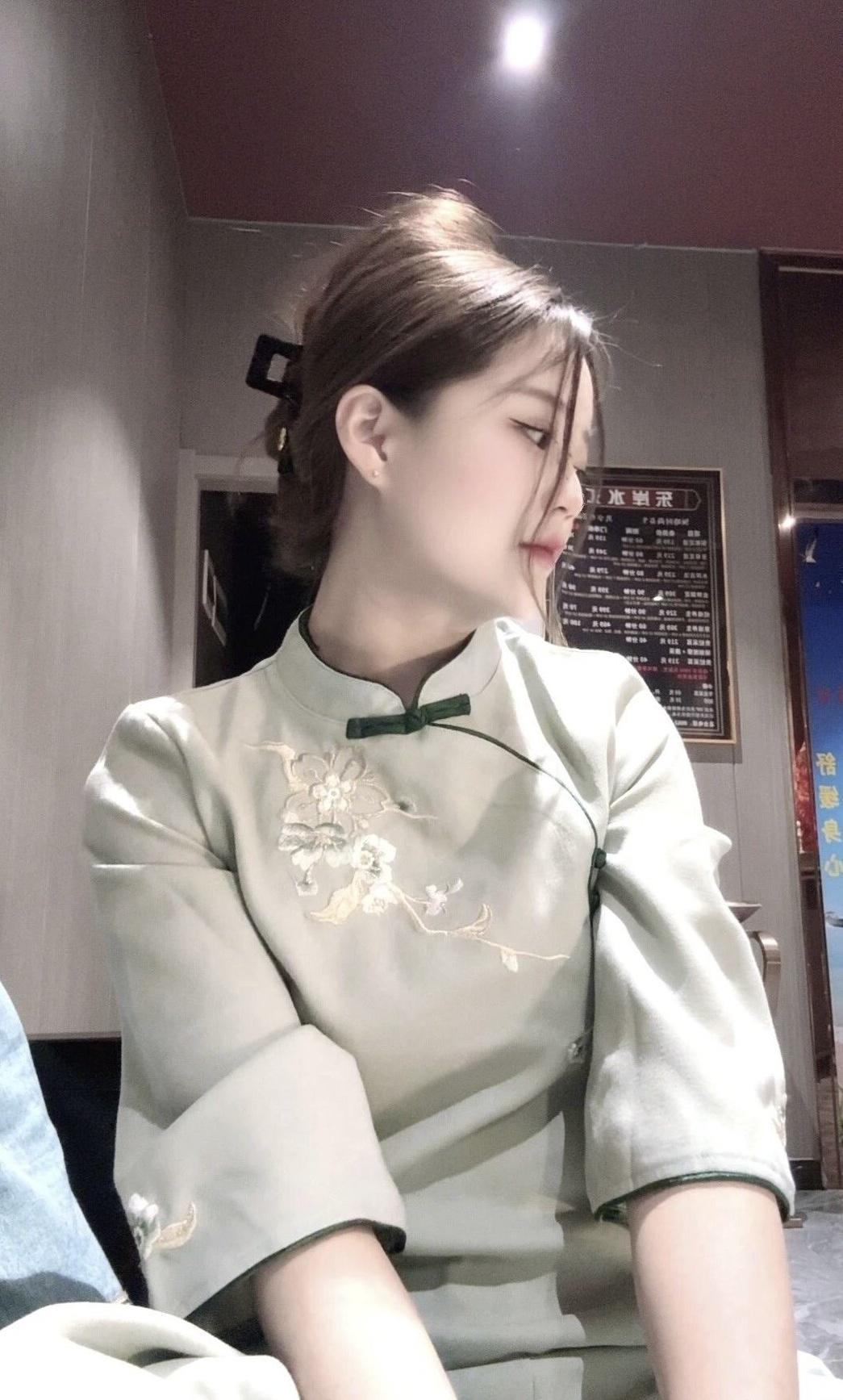 现在很多zyd就是这样。
在抖音上宣传的都是多好多好的，
到了线下店都是货不对板