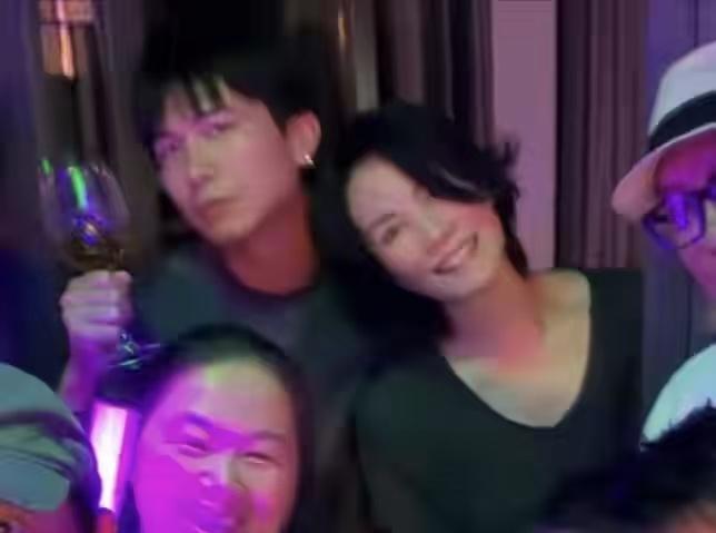 谢霆锋西安演唱会，王菲红着脸依偎在男闺蜜肩膀上，这估计谢霆锋看了都会吃醋吧！

