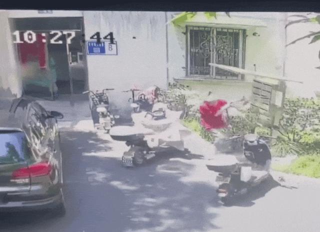 杭州12岁少年暖心救助摔倒老人完整经过：

这件刷屏暖心事发生在5月31日杭州滨
