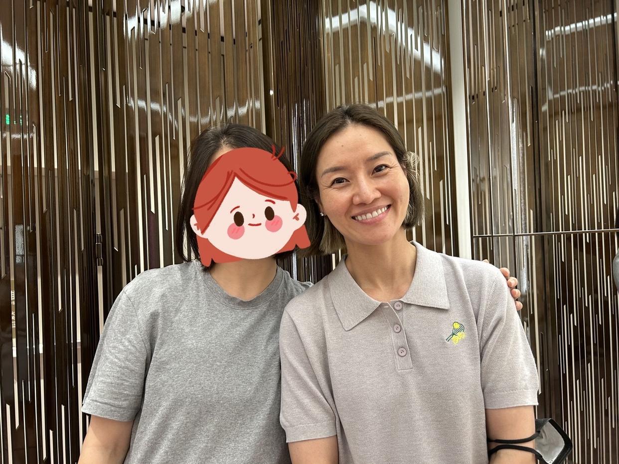 李娜素颜和粉丝合影，虽然已不再年轻，脸上皱纹横生，但是精神状态好元气满满。 ​​