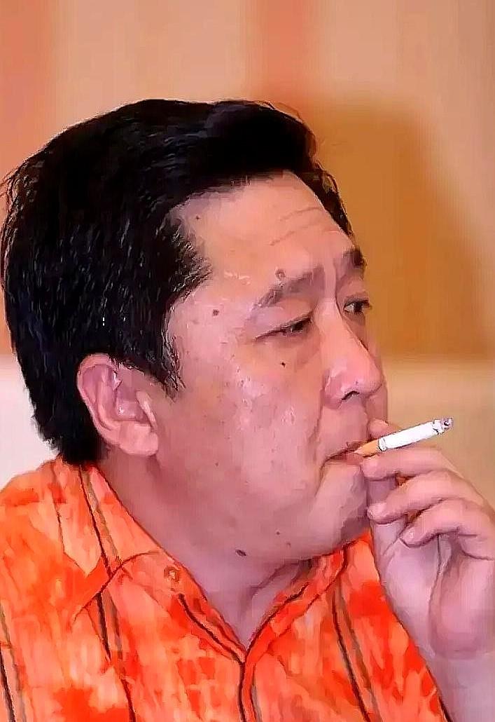 于谦在自家客厅点烟，被镜头逮个正着。
网友秒回：“谦哥，不能在室内抽烟，很不文明