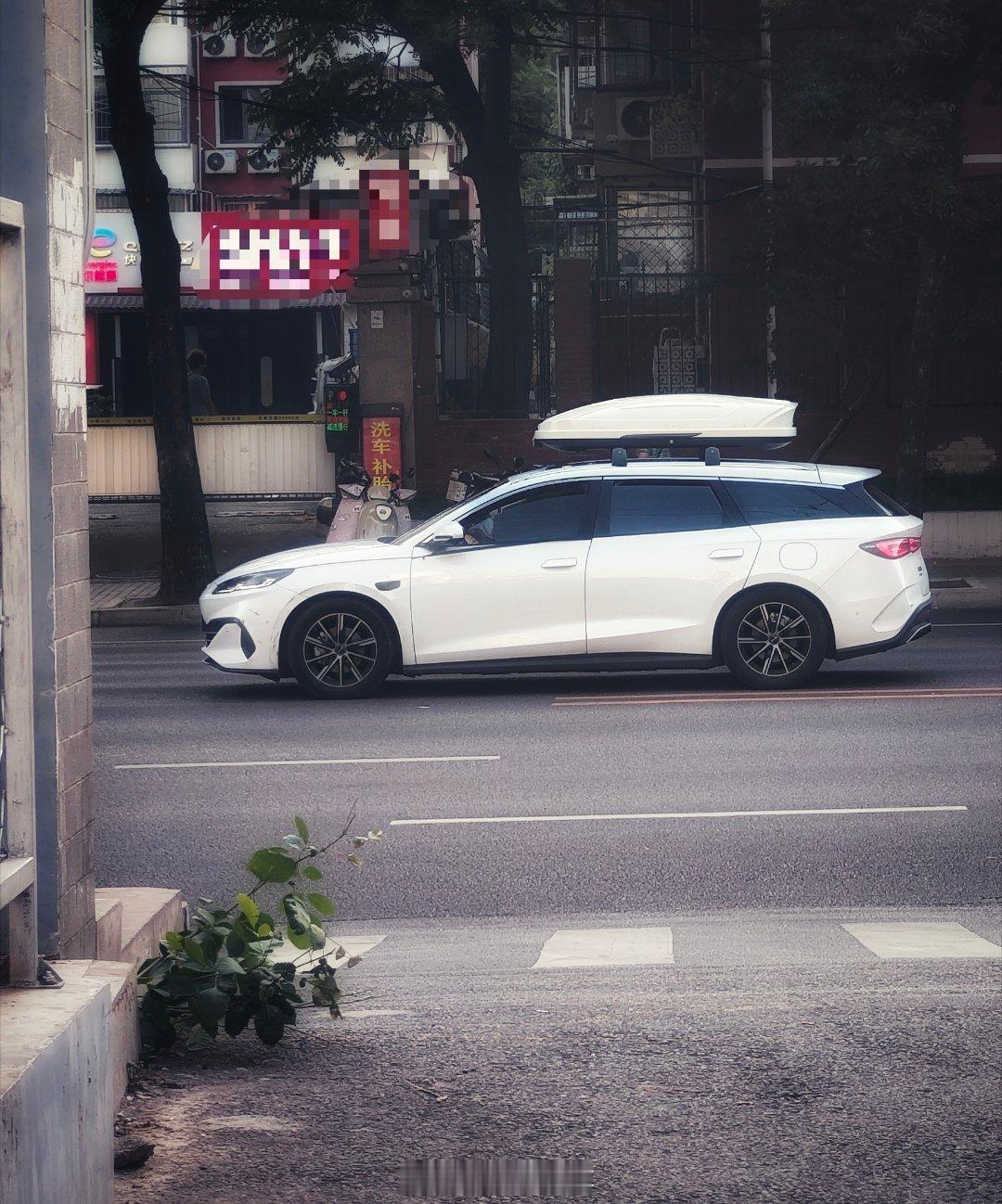 十万元价位，为数不多可以选择的旅行车。顶箱的厚度可以再薄一些。😁