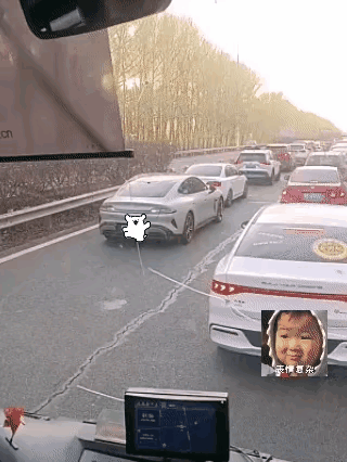 后面的车当时应该是慌极了