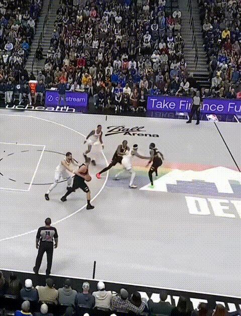 约基奇复出就来魔术师传球
打球还是要手大
才能传出带有弧线的球
最后小拇指一拨是