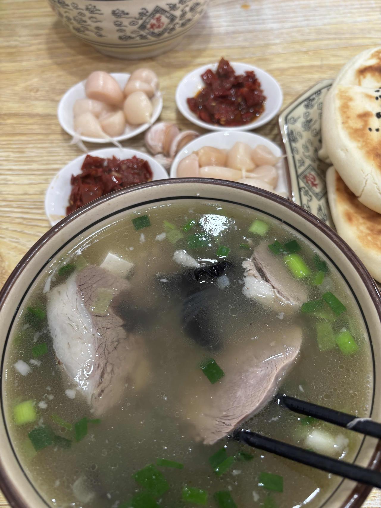 在咸阳，羊肉有一种吃法，水盆羊肉！羊肉汤和馍是分开吃的！听说这吃法并不来自西北，