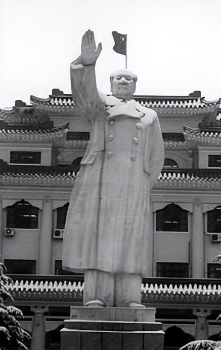 反对过毛主席的人，大多数都悔改了，只有两个人一直死不悔改！
 
在中国革命的过程