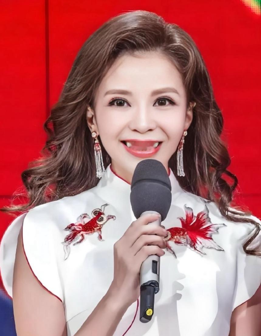 央视一姐朱迅的20年抗癌秘事，

脖子上的疤

藏着最狠的女性力量

央视一姐朱