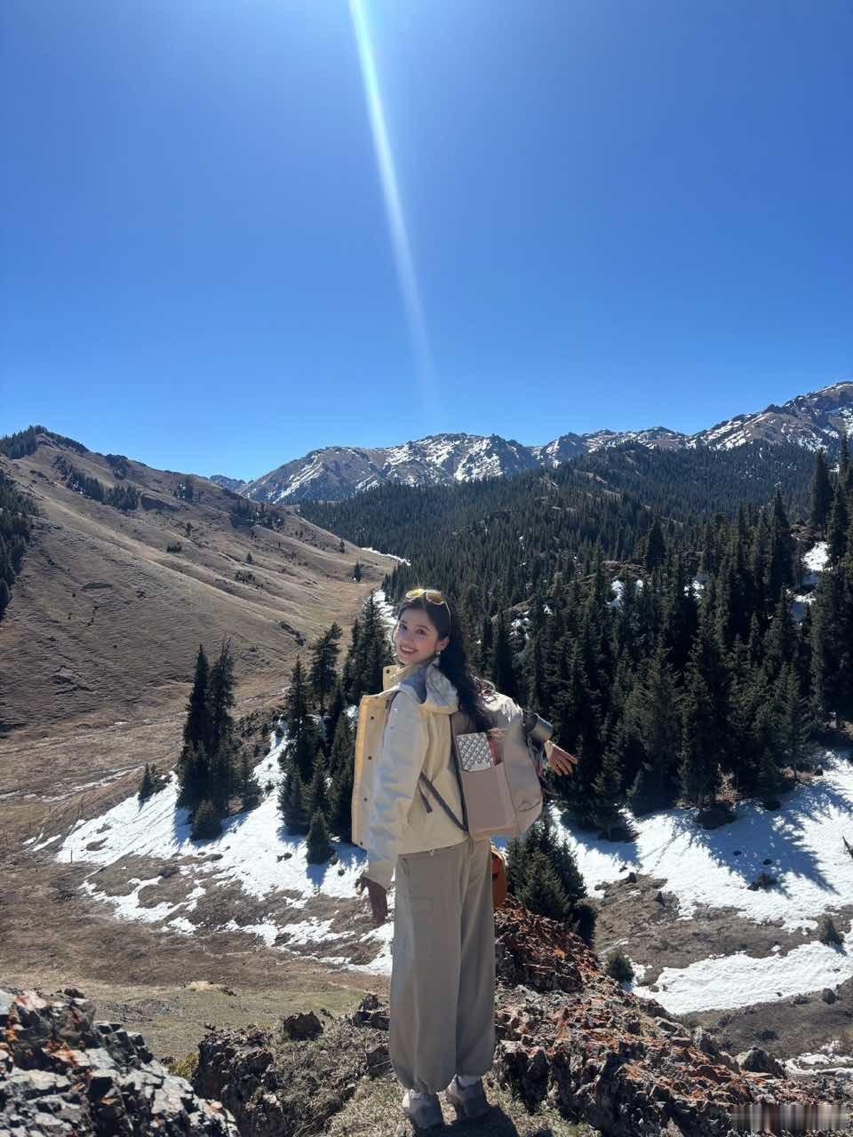 张婧仪爬山好有生命力张婧仪爬山好治愈 山野间徒步的张婧仪太治愈了！ 