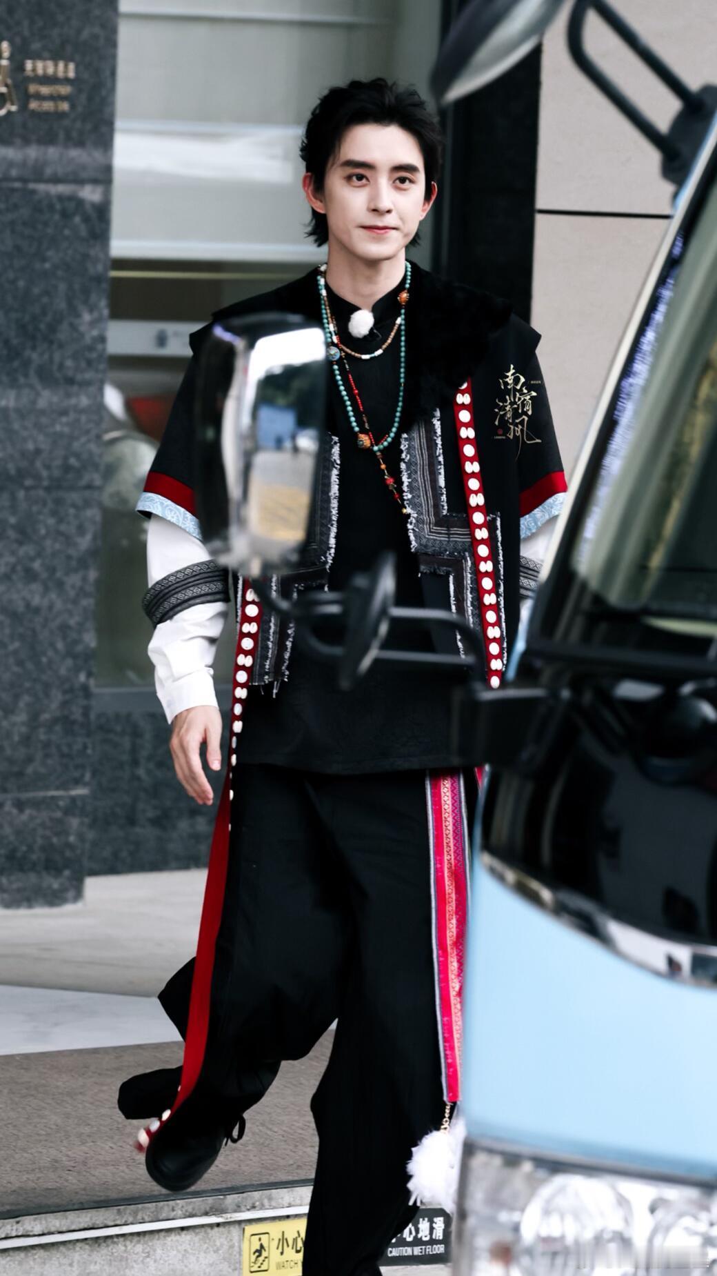 敖瑞鹏藏服造型敖瑞鹏奔跑吧藏服路透 敖子帅成啥样了都 ​​​