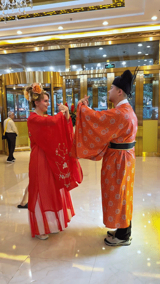 外国人身穿汉服学习传统礼仪，体验中国文化。
虽然他们不懂这些传统文化的含义？
但