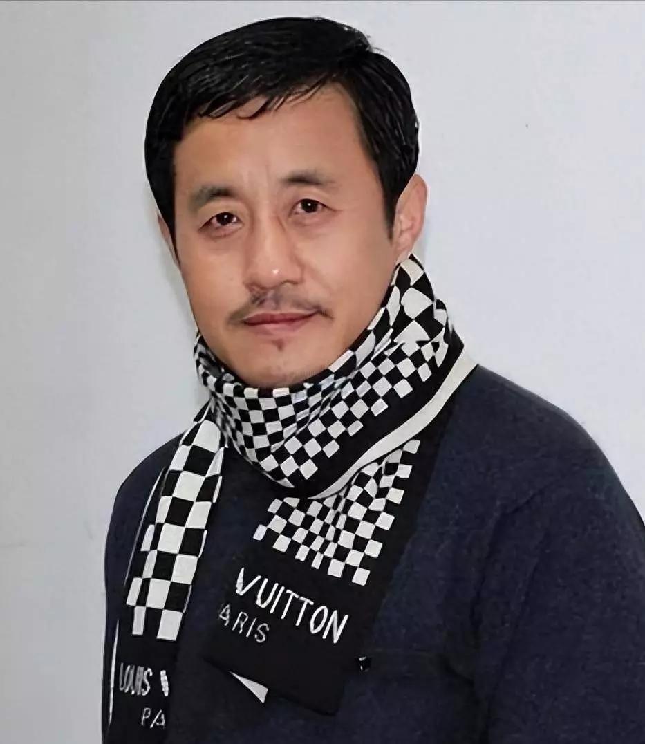 61岁的王小宝如今淡出荧幕，生活相当自在。2022年他办了退休手续，每月领着48