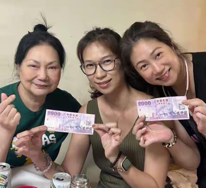 大S走后第二个中秋S妈参加聚会S妈中秋参加亲友聚会这是大S走后的第二年第二个中秋