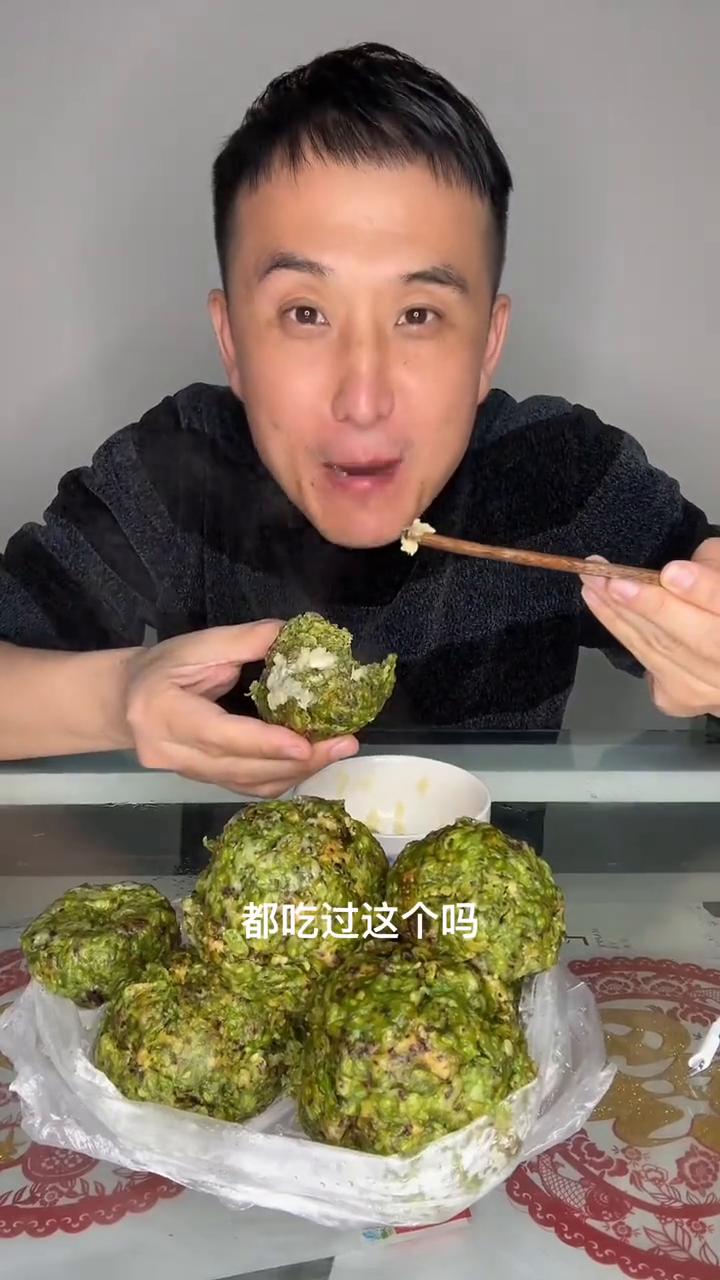 都吃过这个吗？榆钱的窝窝头配上点蒜泥香油，味道很好，从小吃到大。