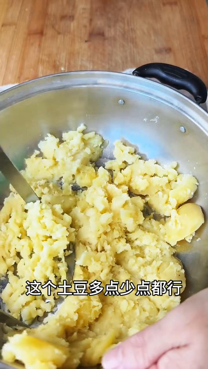 土豆气饼。
家里有土豆就能做的超级软的土豆气饼，真的一定要在家试一下，一分钟就一
