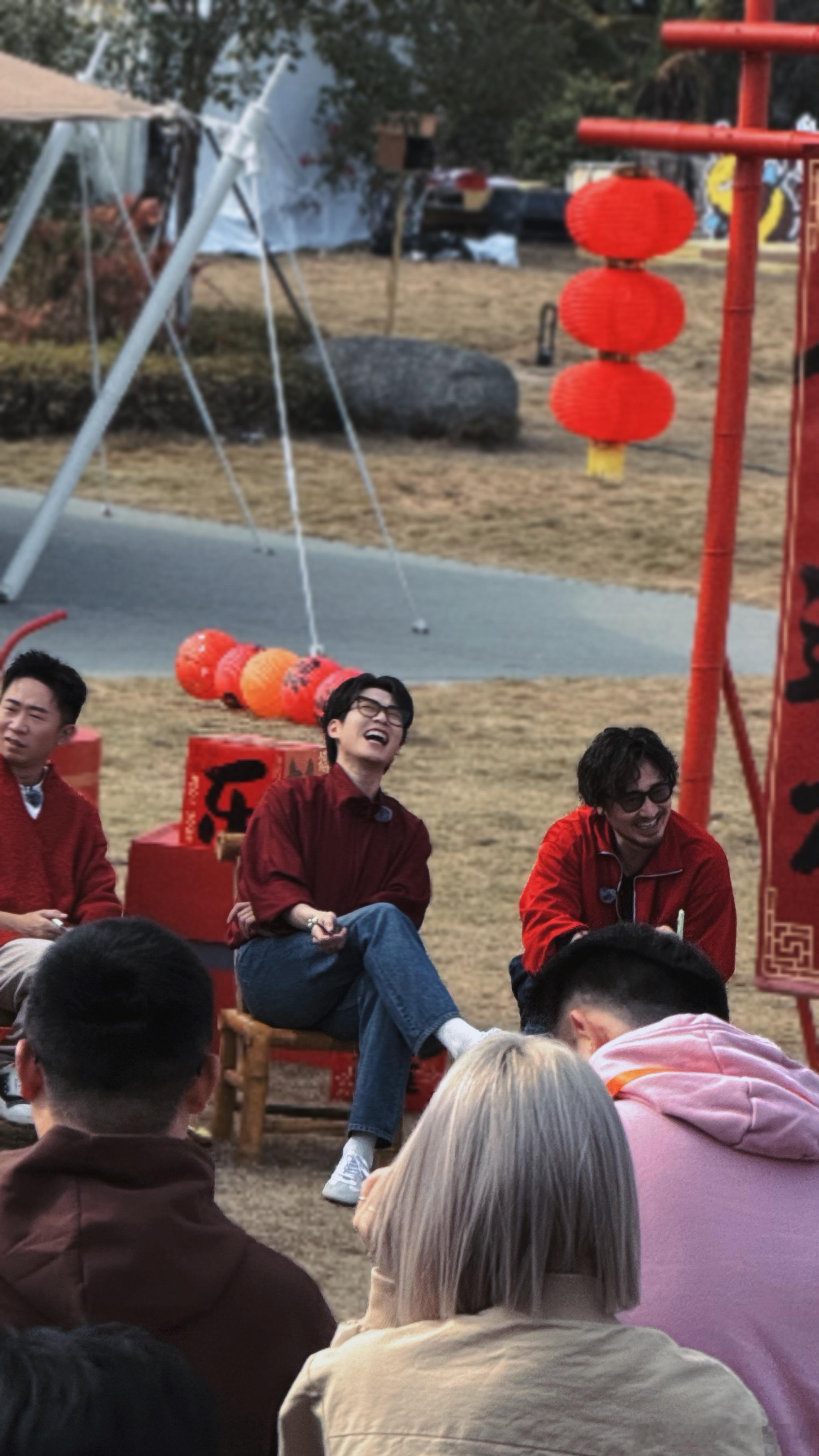 魏大勋我好像看见你扁桃体了谁懂！魏大勋笑到扁桃体都出来打招呼，后槽牙全露着，疯疯