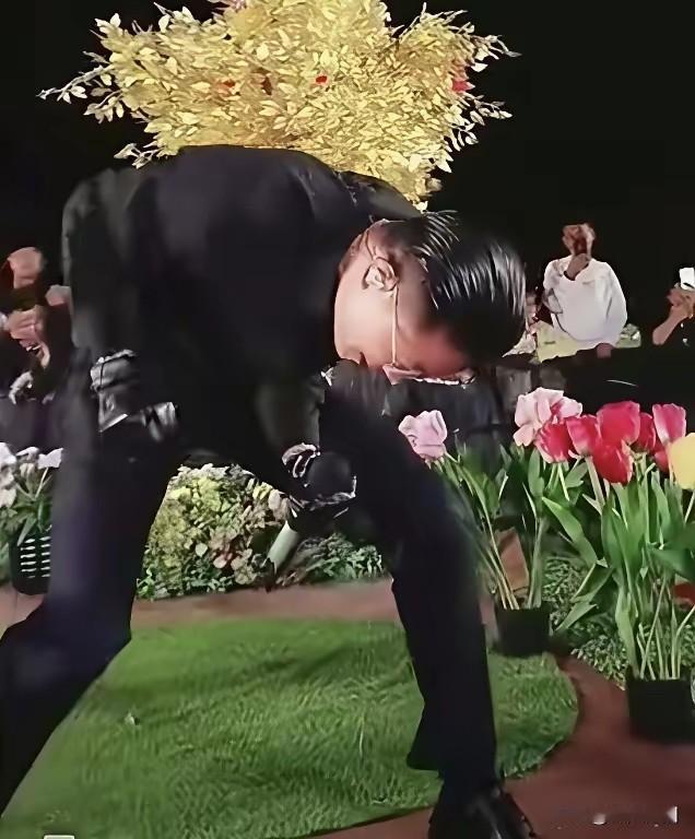 中国第一疯子，人家用情唱歌，他在用命呼叫！