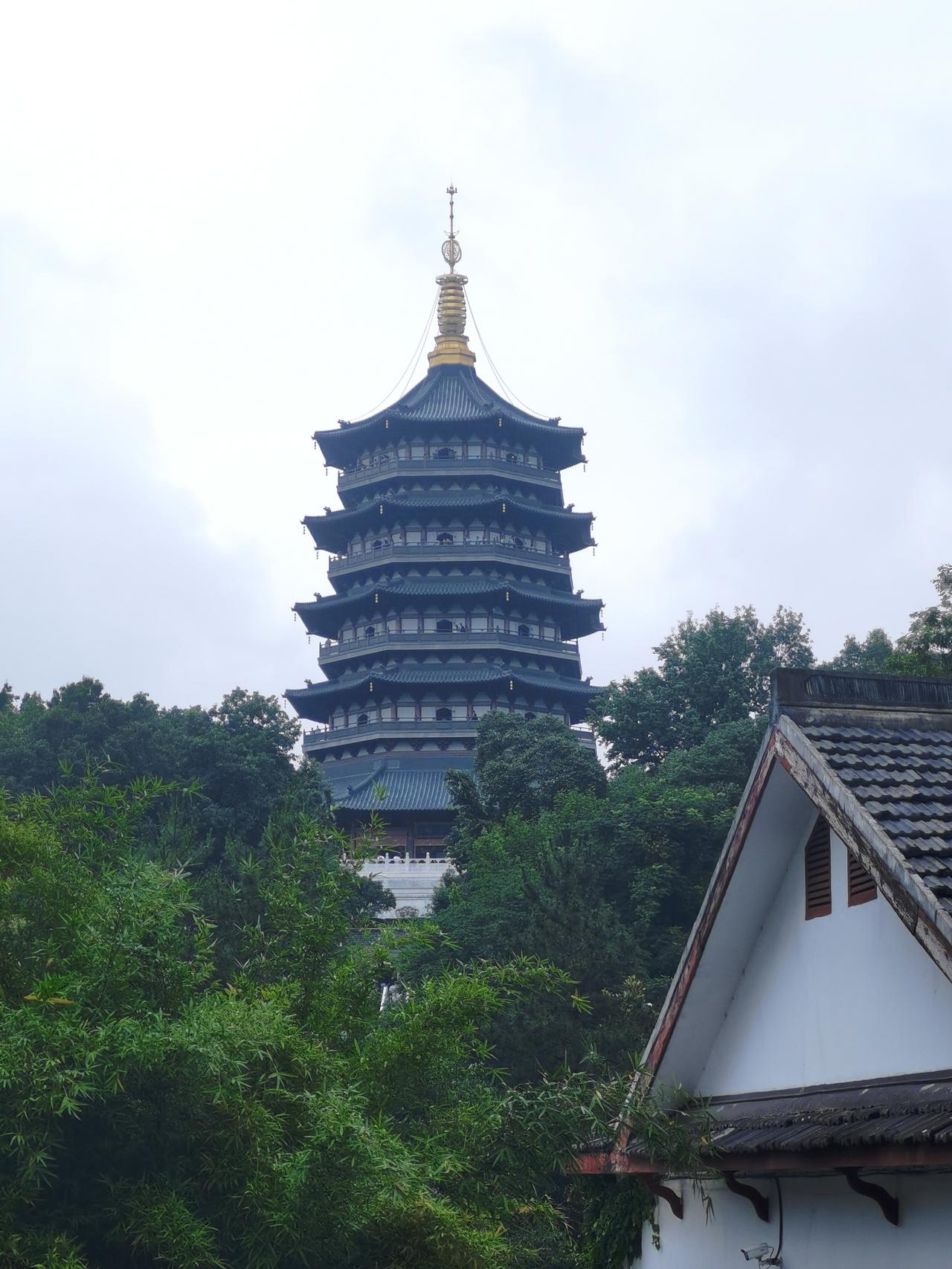 从净慈寺看雷峰塔。净慈寺 雷峰塔