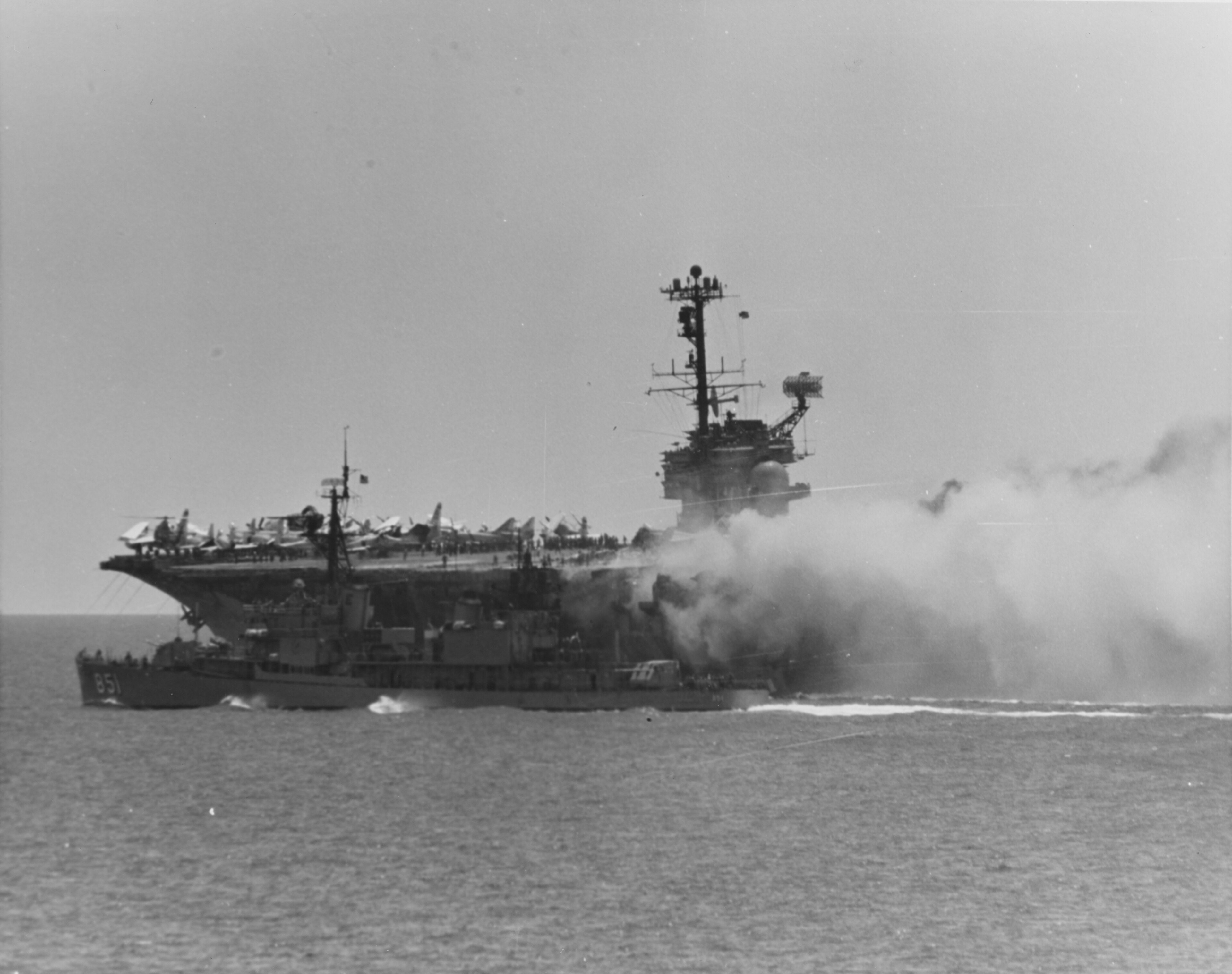 飞扬军事 1967年7月29日，美国海军福莱斯特号航母因舰载机火箭弹误发射引发弹