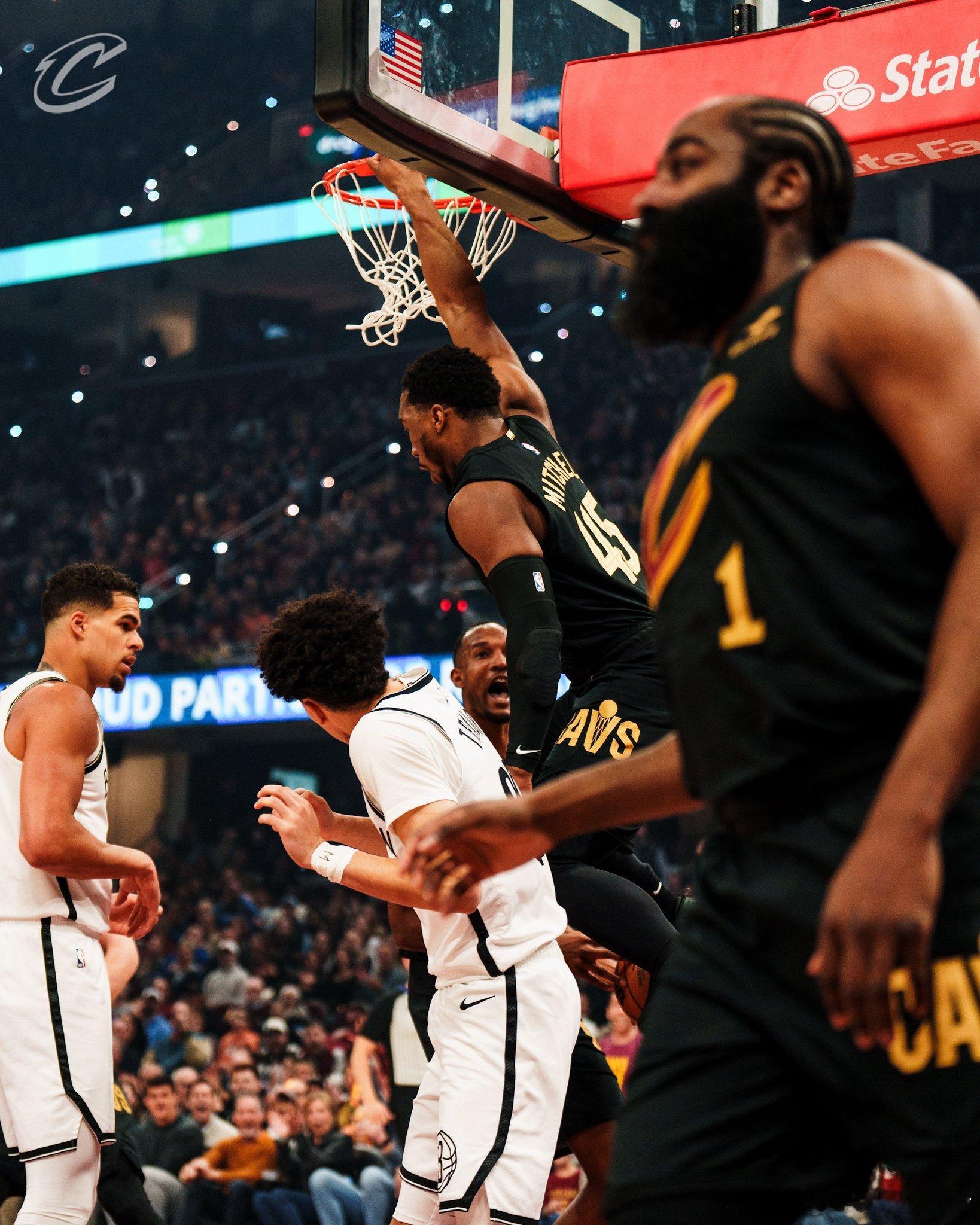 随意切换！哈登第二节单节轻松拿下11分，半场6个助攻转换成了14分！ 