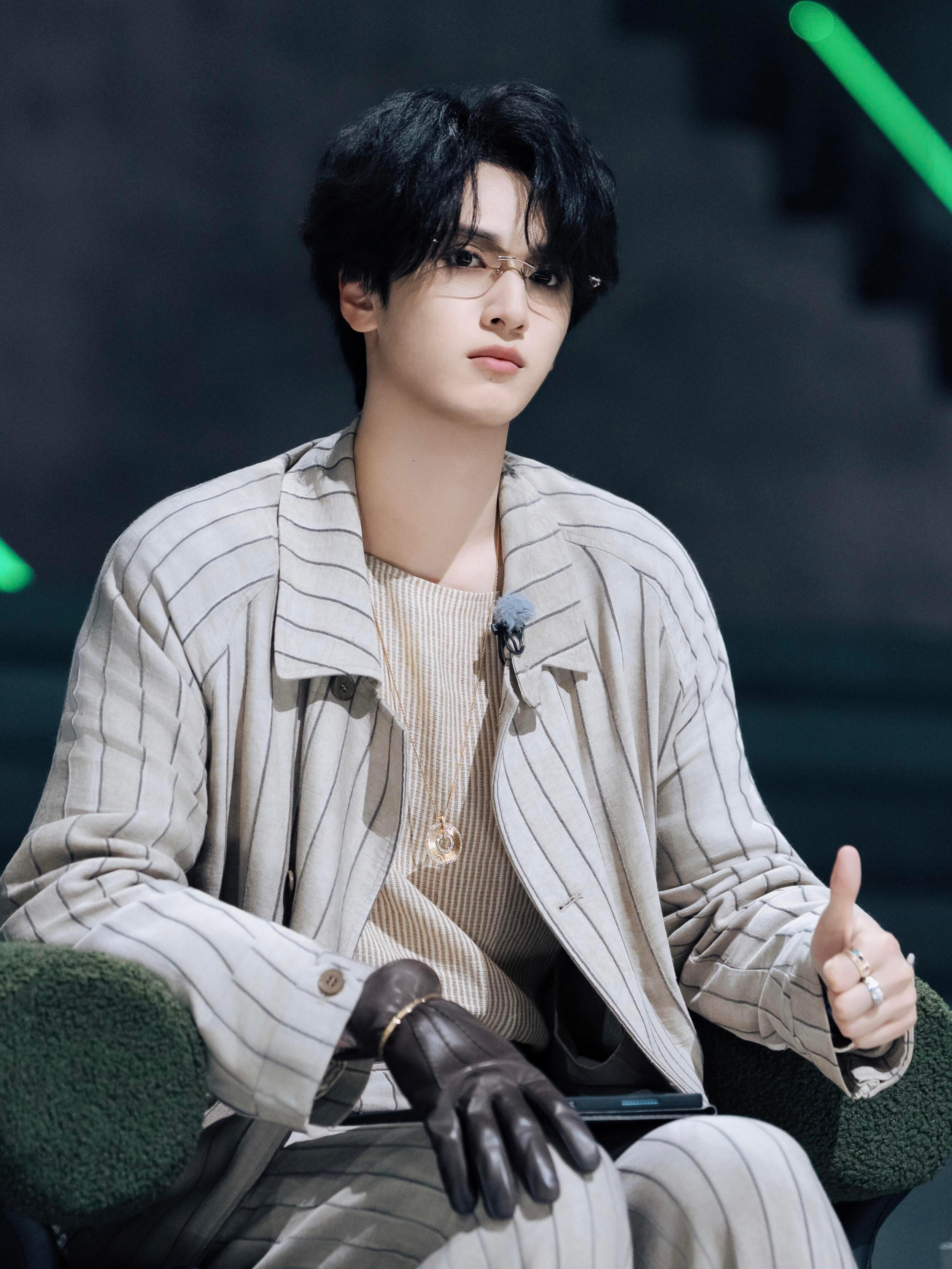 严浩翔 in 《中国说唱巅峰对决2026》节目Look 🈶 身着Emporio
