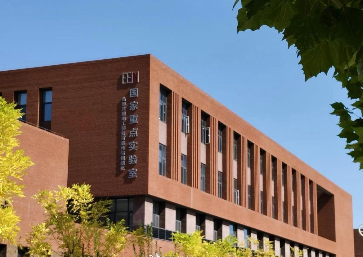 海河之畔，薪火不熄；工学传承，矢志不渝。
笃学善行，铸就工大品格；精工致远，彰显