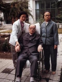 1987年，北京301医院里，88岁的聂荣臻元帅从昏迷中醒过来，他虚弱地抓着护士